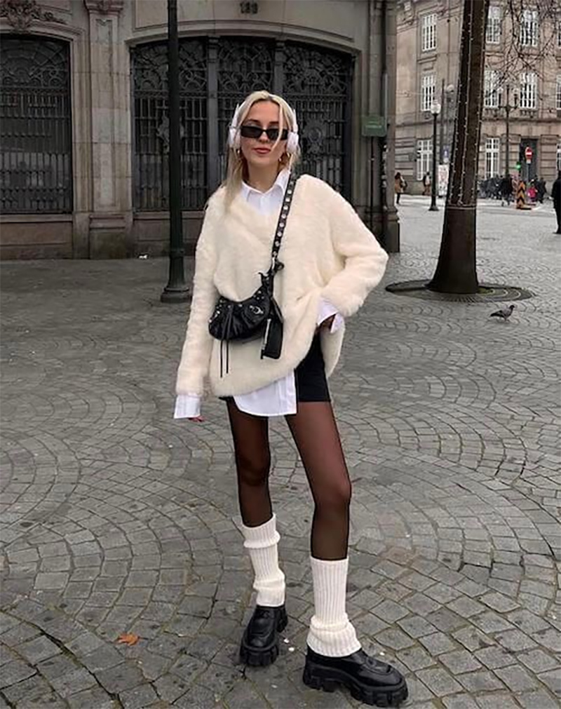 Y2K 冬天鞋子穿搭示範，襪套搭配厚底切爾西靴，打造下衣失蹤顯瘦比例