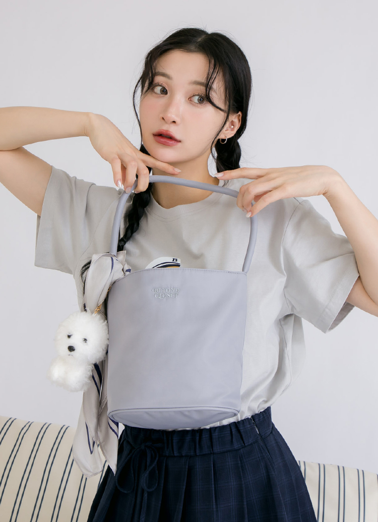 韓國Beyond Closet 輕量尼龍水桶手提肩背包 淺灰 附比熊犬絨毛掛飾