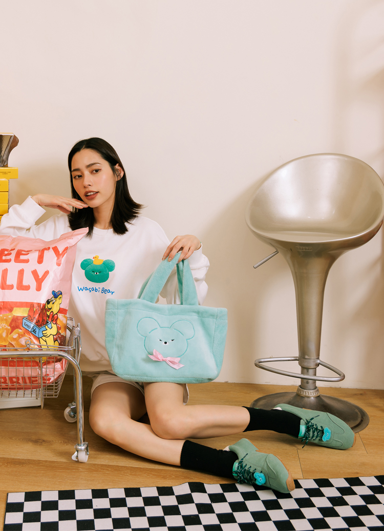 Grace Gift 平價女鞋 Wasabi Bear 聯名 芥末熊 格紋絨毛電繡 托特包 藍綠色 實拍圖