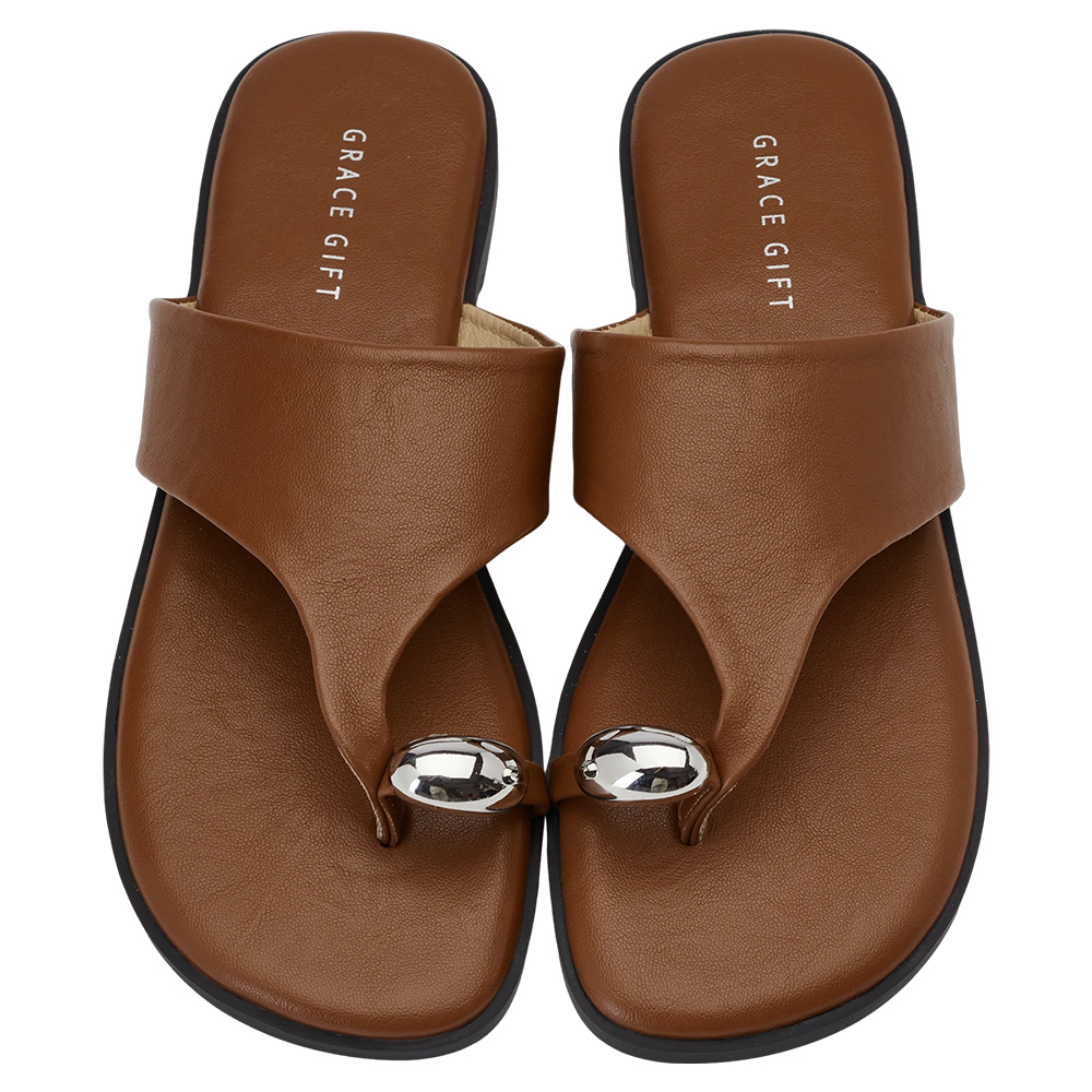 GraceGift 平價女鞋 時尚秀場 輕奢金屬套趾澎澎雲感平底拖鞋 淺棕色