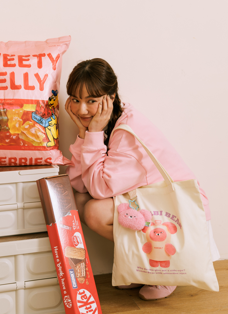 Grace Gift 平價女鞋 Wasabi Bear 聯名 粉芥末熊 印花帆布包 正紅色 實拍圖