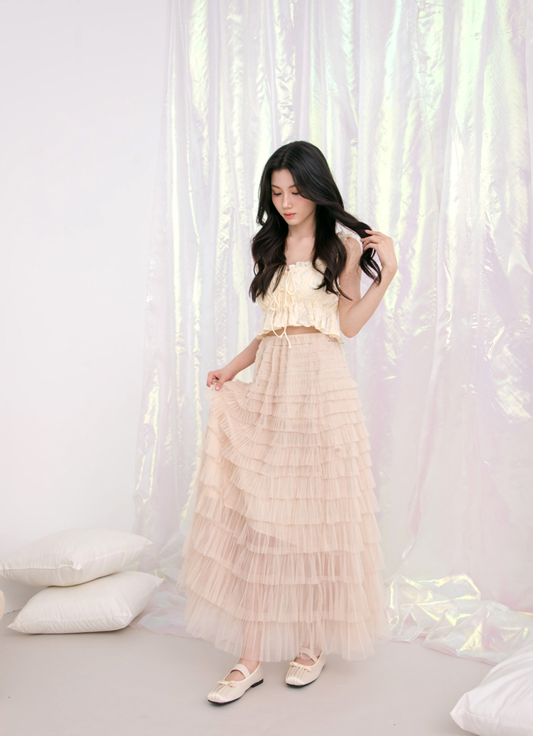 GraceGift平價女鞋 時尚秀場 方頭 法式芭蕾精緻抓皺方頭緞面平底瑪莉珍鞋 米白色