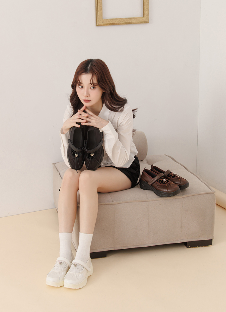 GraceGift平價女鞋 愛心 交叉繫繩 輕量厚底 芭蕾舞運動鞋 米白