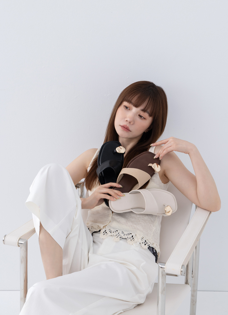 GraceGift平價女鞋 簡約質感合成皮革金屬釦方頭夾腳拖鞋 米白