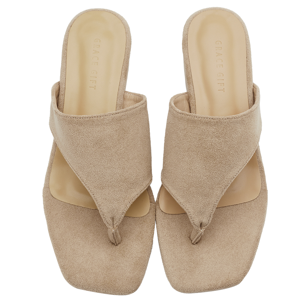 GraceGift 平價女鞋 時尚秀場 方頭 極簡美學柔感人字中跟拖鞋 淺駝色