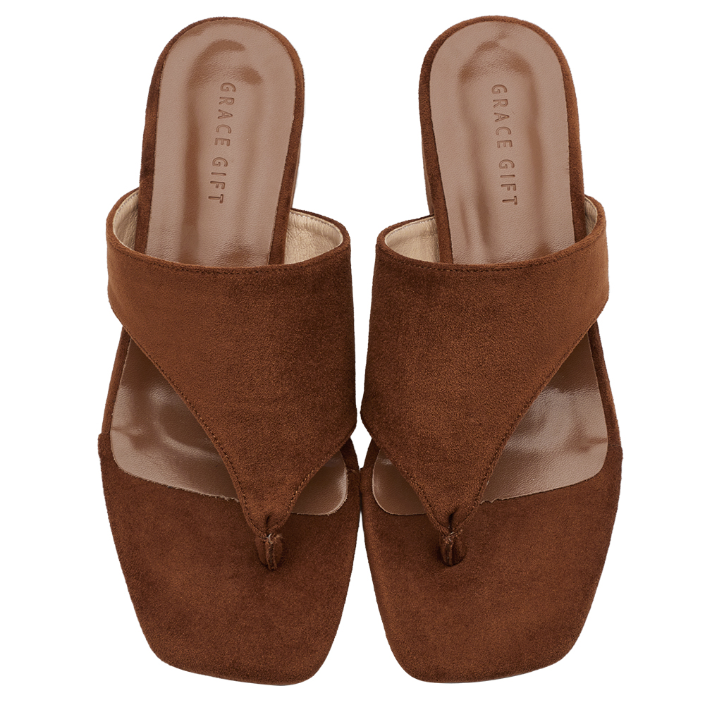 GraceGift 平價女鞋 時尚秀場 方頭 極簡美學柔感人字中跟拖鞋 棕色