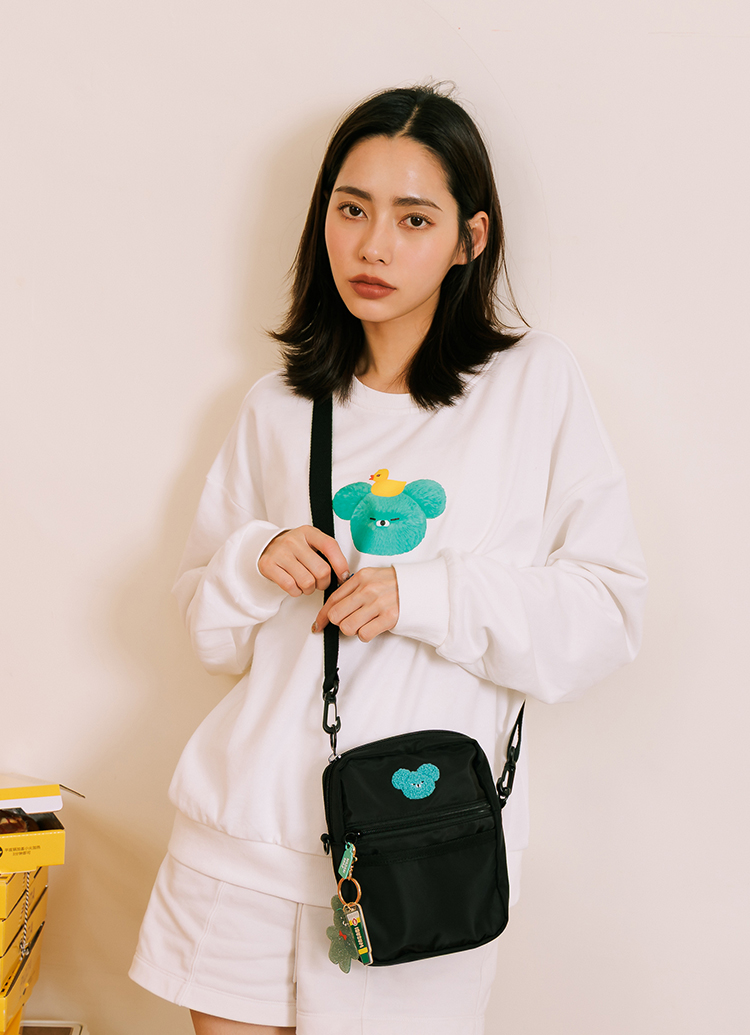 GraceGift Wasabi Bear聯名 芥末熊 熊雙層斜背尼龍隨身包 黑色 實拍圖