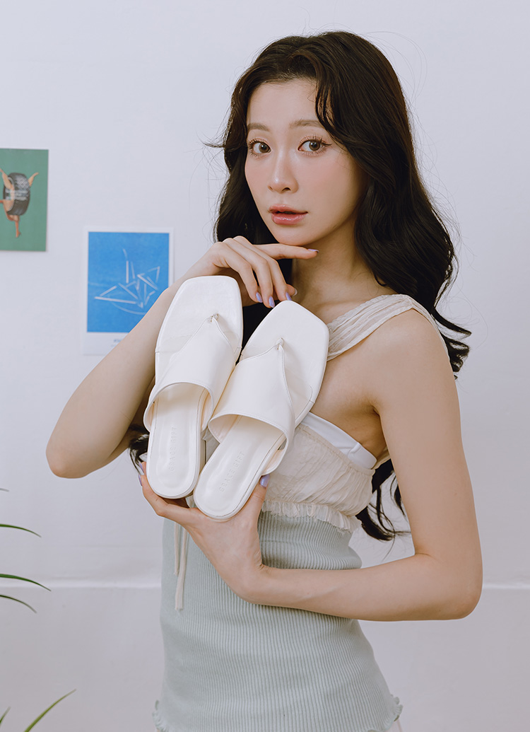 GraceGift 平價女鞋 時尚秀場 方頭 極簡美學柔感人字中跟拖鞋 米白色