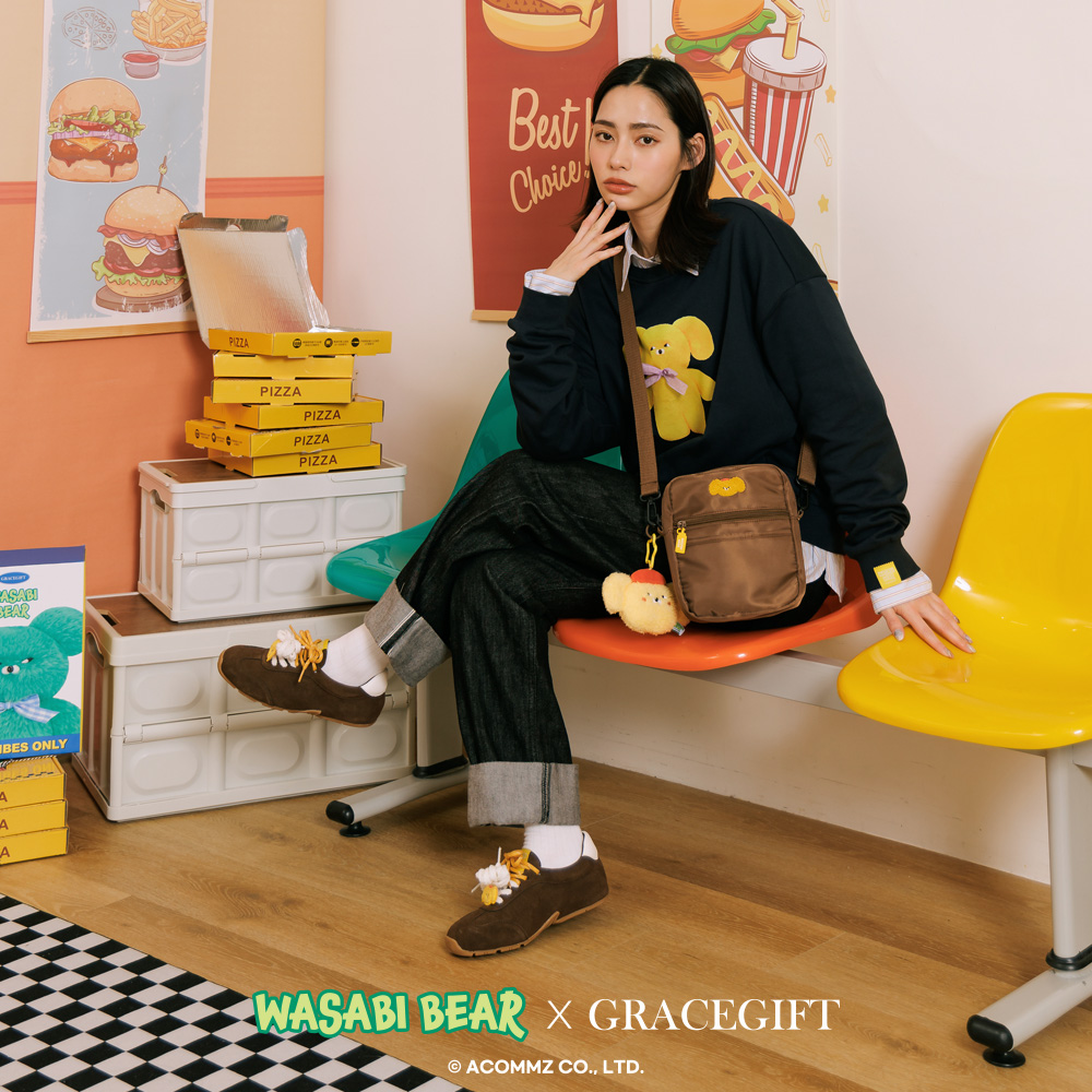 GraceGift Wasabi Bear聯名 黃芥末熊 蝴蝶結撞色印花大學T 黑色 實拍圖