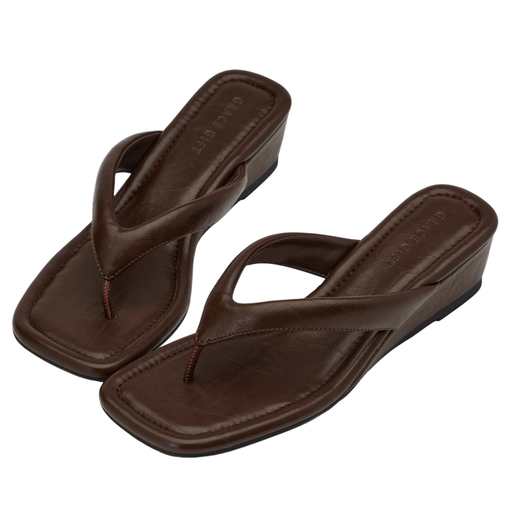 GraceGift 平價女鞋 時尚秀場 方頭 韓系慵懶人字中跟拖鞋 咖色