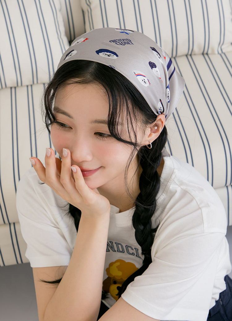 韓國Beyond Closet 滿版比熊印花真絲方巾 淺灰