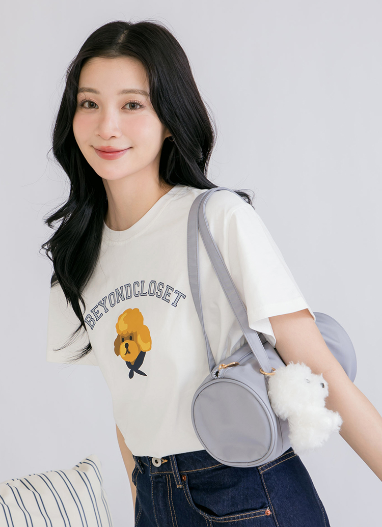 韓國Beyond Closet 輕量尼龍圓筒肩背包 淺灰 附比熊絨毛掛飾