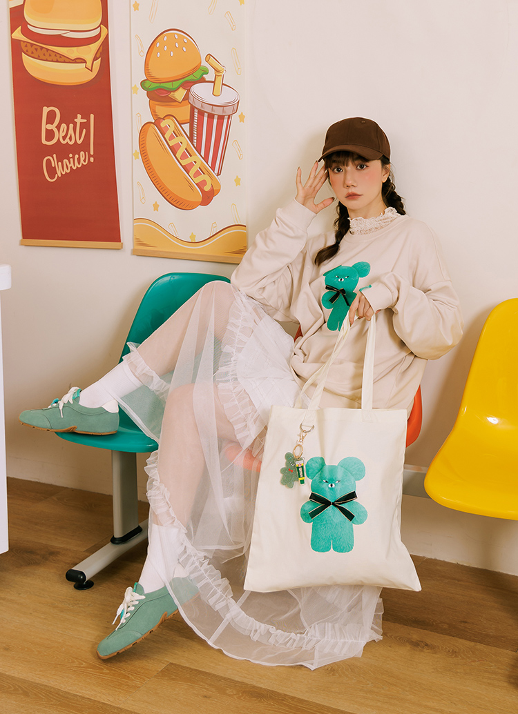 GraceGift Wasabi Bear聯名 芥末熊 立體蝴蝶結印花日常帆布包 藍綠色 實拍圖