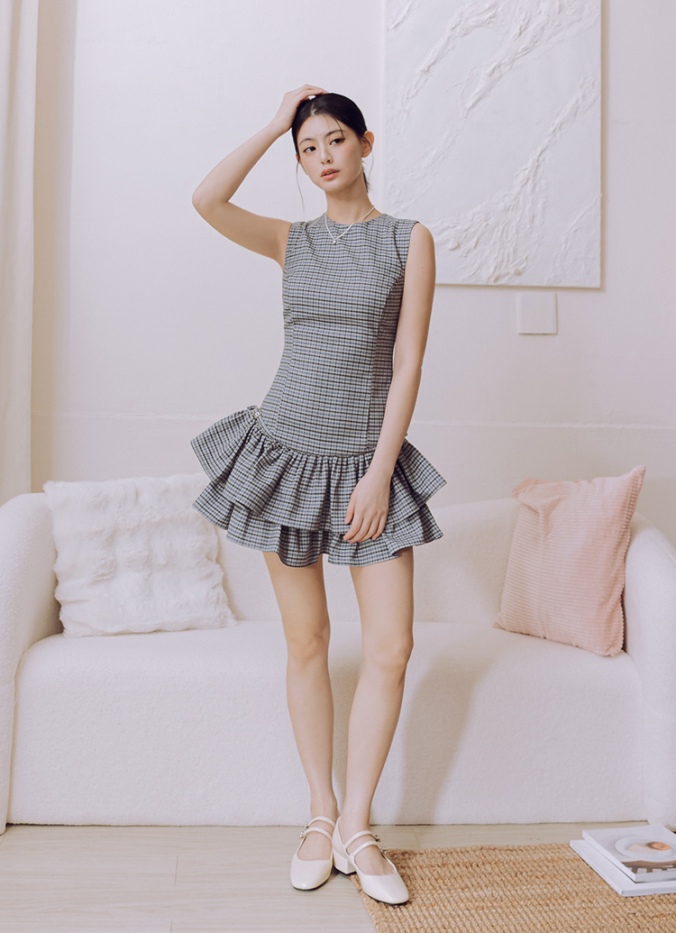 GraceGift平價女鞋 時尚秀場 方圓頭 瑪黑穿搭小花扣環雙帶中跟瑪莉珍鞋 米白色