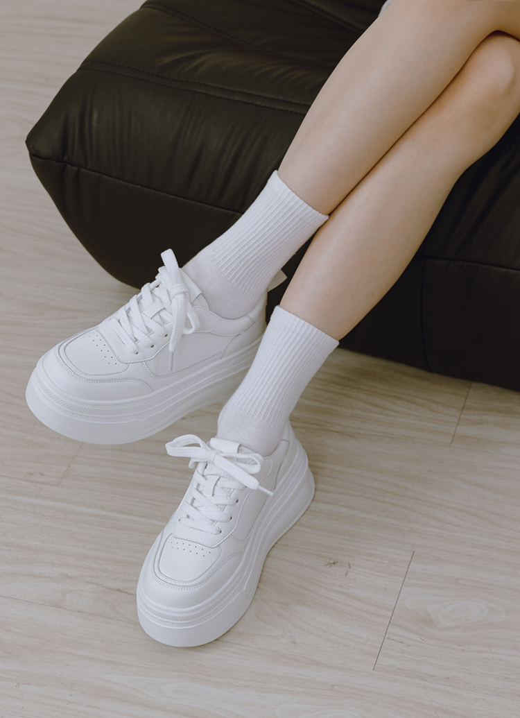 GraceGift 平價女鞋 時尚秀場 圓頭  零負重輕量級厚底休閒小白鞋  白色