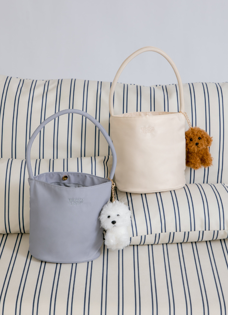 韓國Beyond Closet 輕量尼龍水桶手提肩背包 淺灰 附比熊犬絨毛掛飾