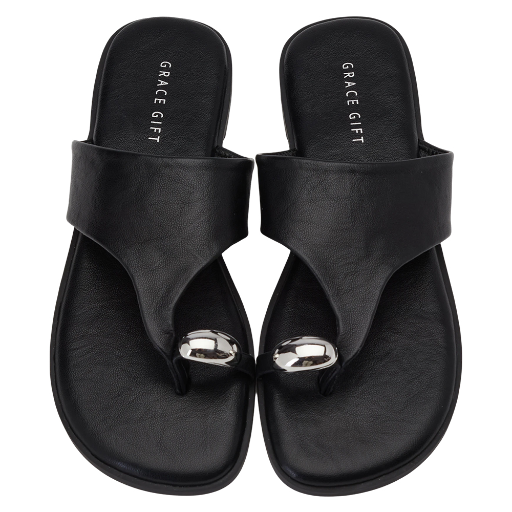 GraceGift 平價女鞋 時尚秀場 輕奢金屬套趾澎澎雲感平底拖鞋 黑色