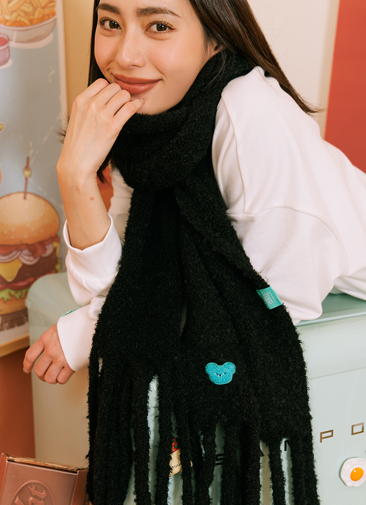 GraceGift Wasabi Bear聯名 芥末熊 顆粒仿羊毛流蘇圍巾 黑色 實拍圖