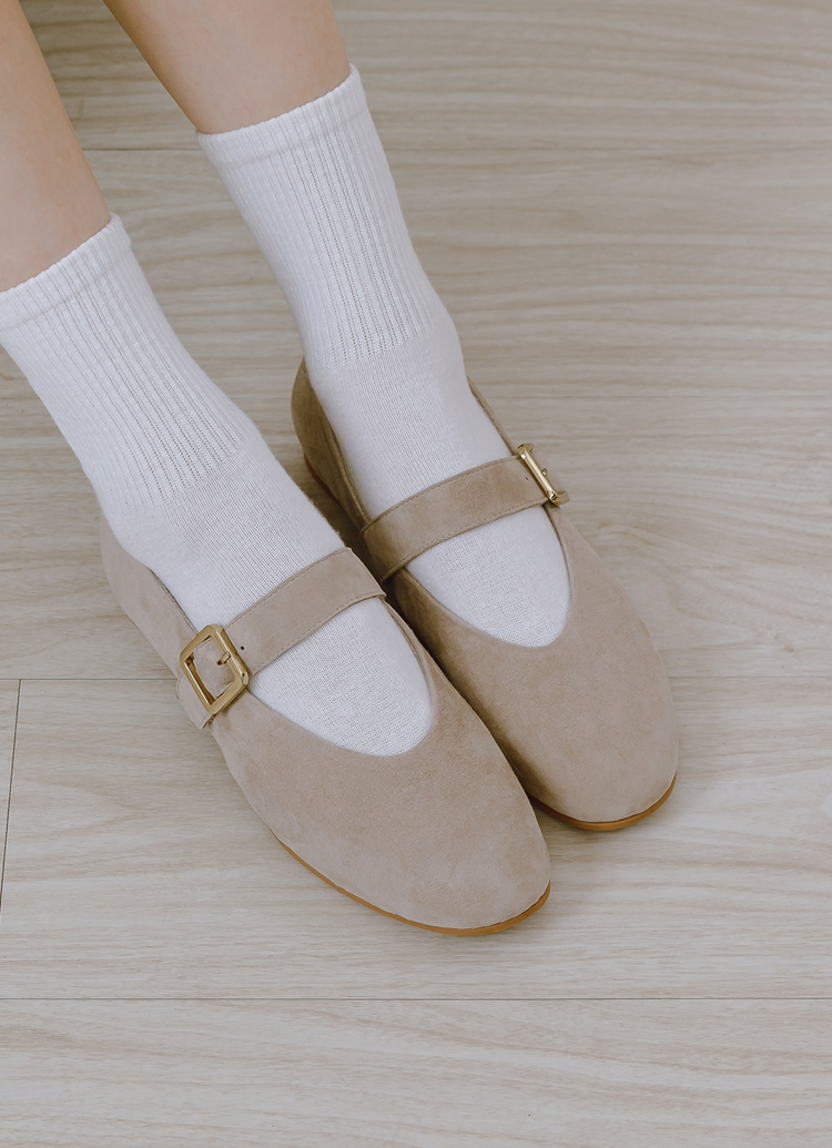 GraceGift 平價女鞋 時尚秀場 圓頭 精品級金屬方釦真皮平底瑪莉珍鞋 卡其色