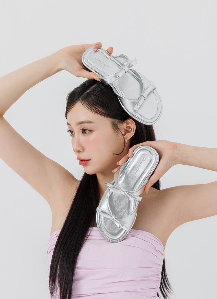 GraceGift平價女鞋 時尚秀場 圓頭 韓系夏日蝴蝶結雲感平底拖鞋 銀色