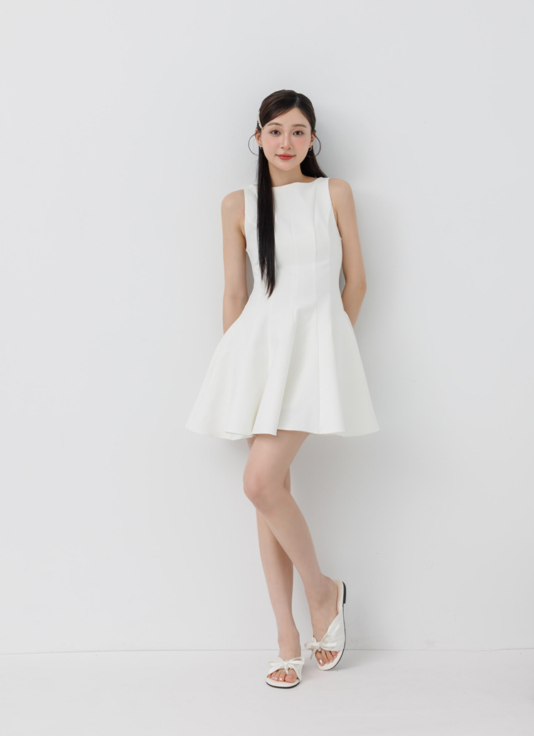 GraceGift平價女鞋 時尚秀場 圓頭 甜心緞光雲感蝴蝶結平底拖鞋 米白色