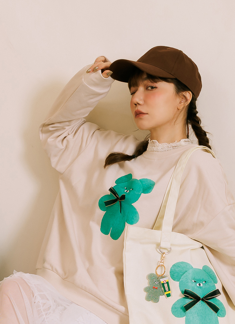 GraceGift Wasabi Bear聯名 芥末熊 蝴蝶結撞色印花大學T 卡其色 實拍圖