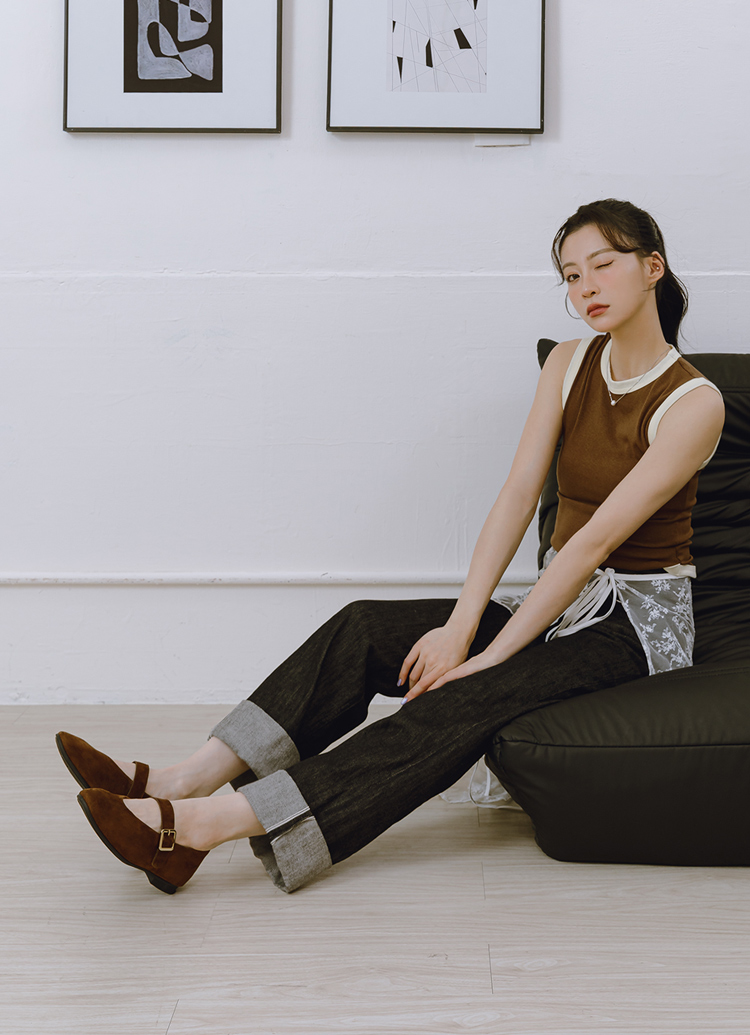 GraceGift 平價女鞋 時尚秀場 圓頭 精品級金屬方釦真皮平底瑪莉珍鞋 咖色