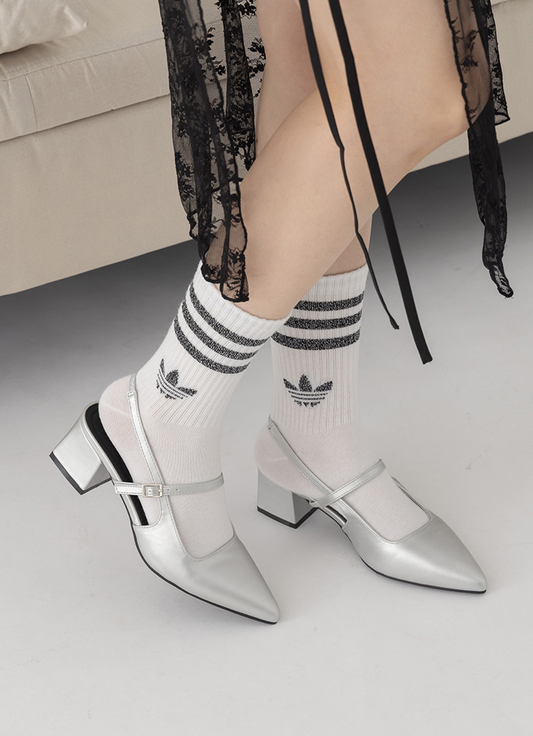 GraceGift平價女鞋 時尚秀場 尖頭  韓系尖頭通勤百搭後空低跟鞋 銀色