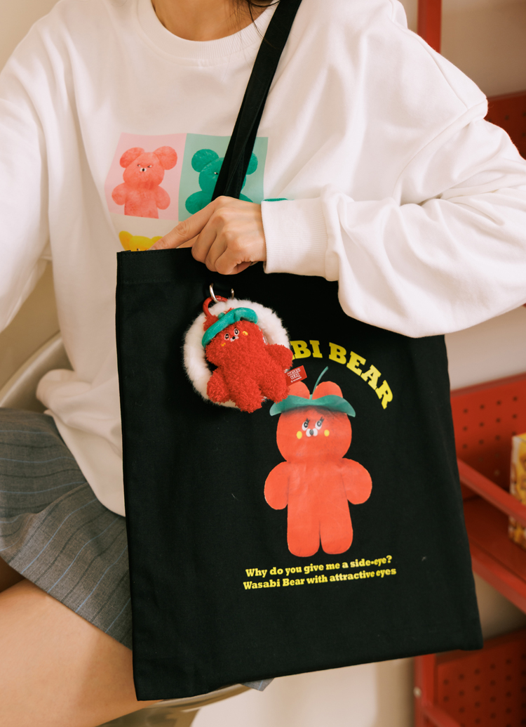 Grace Gift 平價女鞋 Wasabi Bear 聯名 辣椒醬熊 印花帆布包 正紅色 實拍圖