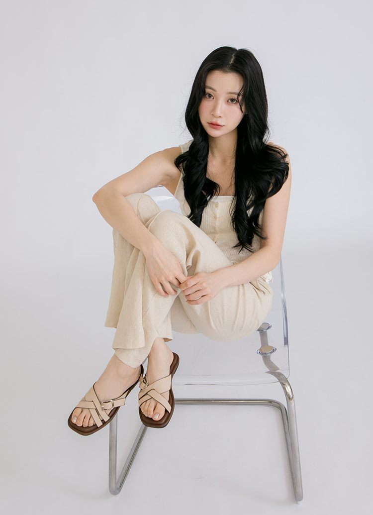 GraceGift平價女鞋 簡約質感合成皮革交織方頭釦飾涼鞋 杏