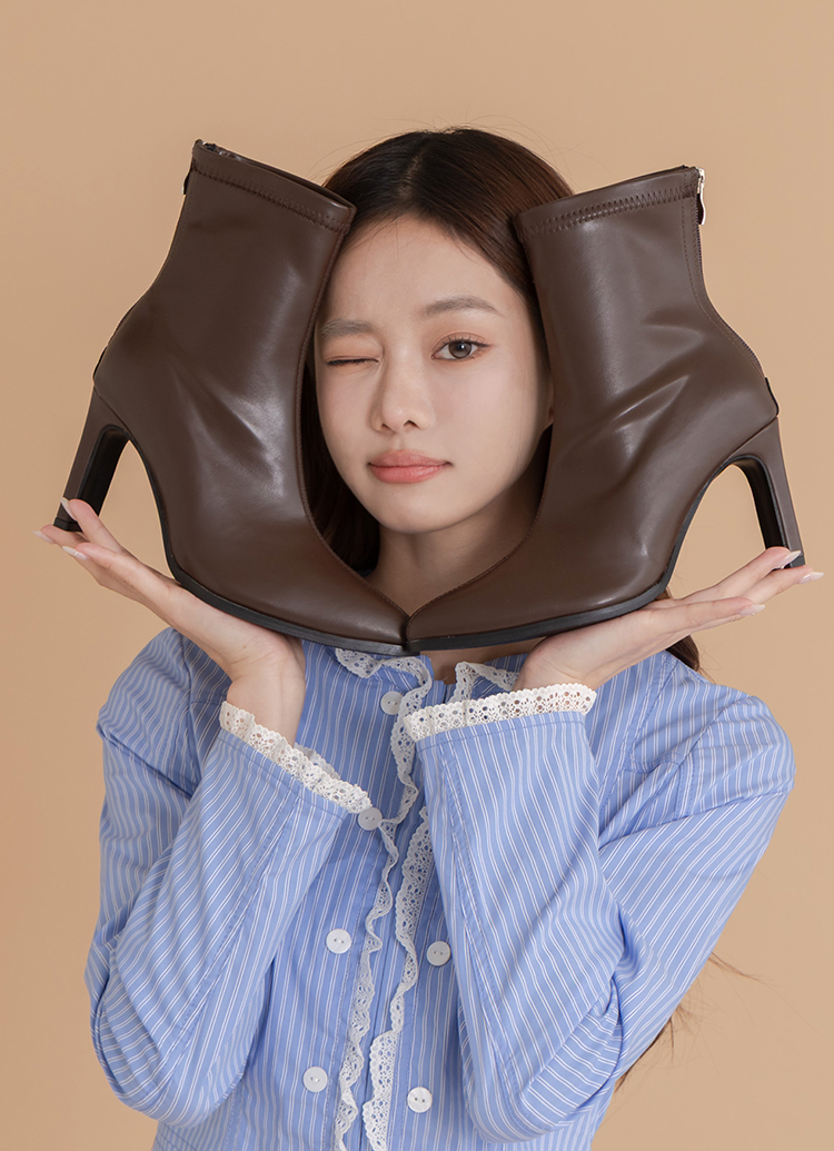 GraceGift平價女鞋 明星舞台咖啡色尖頭高跟襪靴