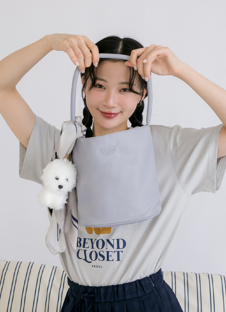 韓國Beyond Closet 輕量尼龍水桶手提肩背包 淺灰 附比熊犬絨毛掛飾