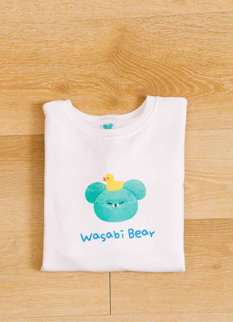 GraceGift Wasabi Bear聯名 芥末熊 小頭字母印花大學T 白色 實拍圖