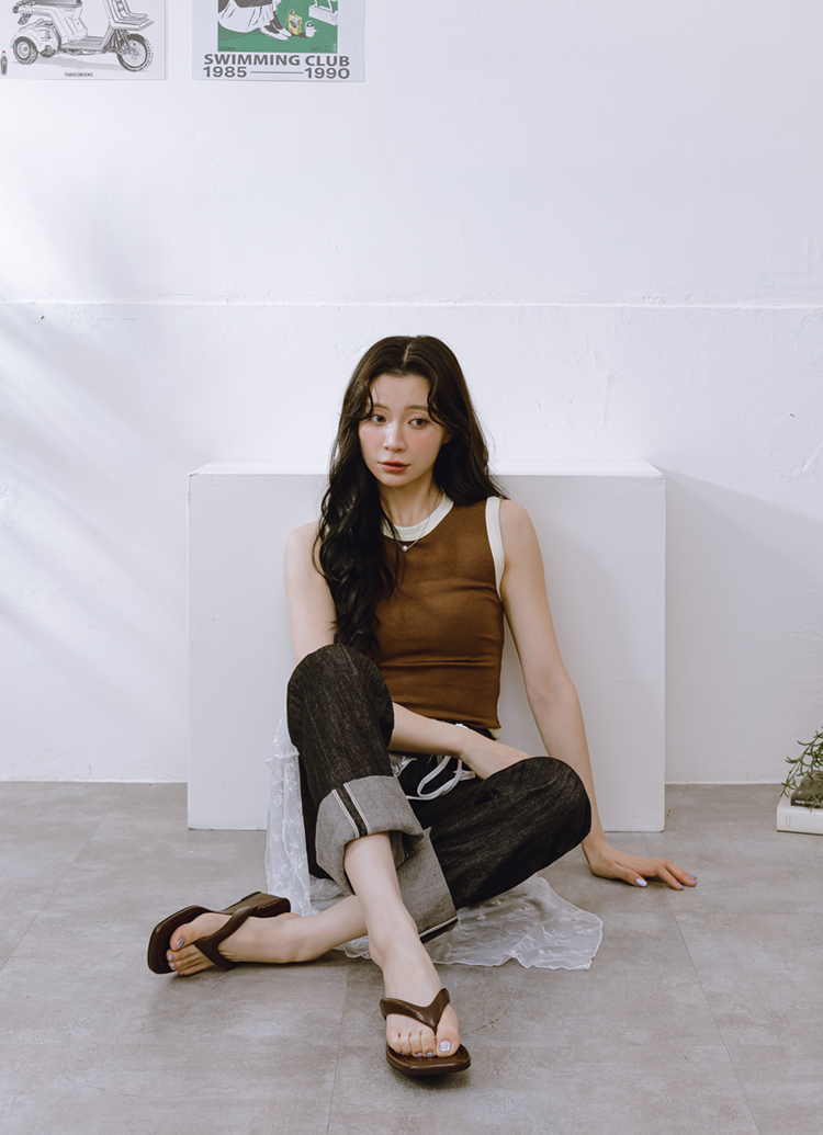 GraceGift 平價女鞋 時尚秀場 方頭 韓系慵懶人字中跟拖鞋 咖色