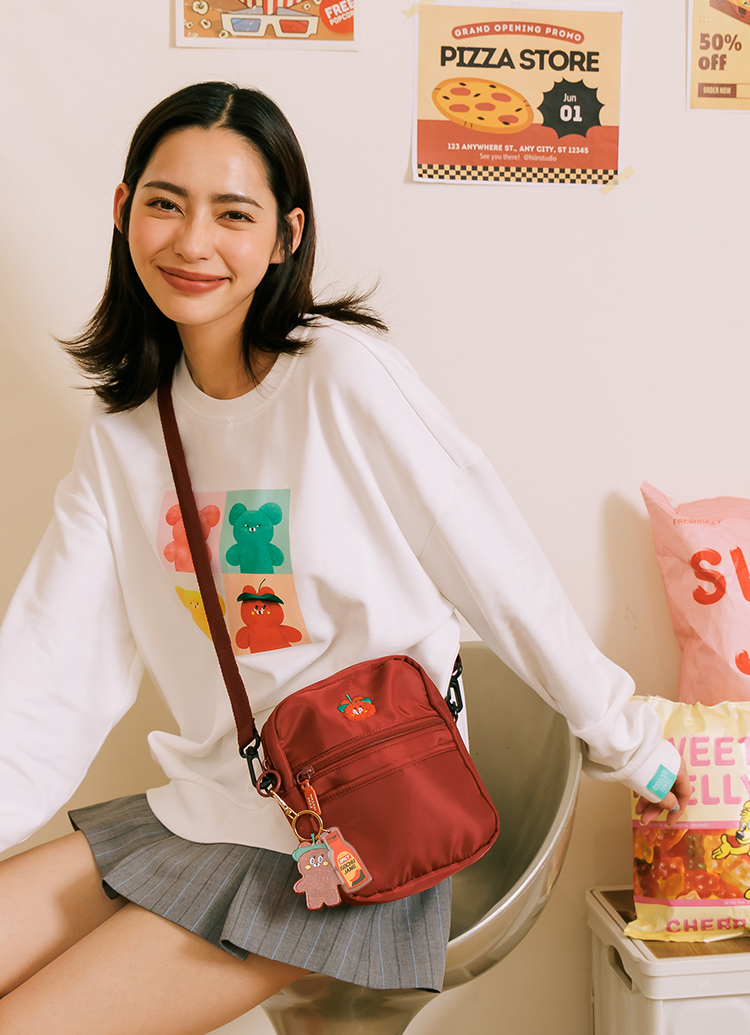 GraceGift Wasabi Bear聯名 辣椒醬 熊雙層斜背尼龍隨身包 紅色 實拍圖