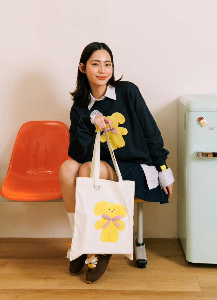 GraceGift Wasabi Bear聯名 黃芥末熊 蝴蝶結撞色印花大學T 黑色 實拍圖