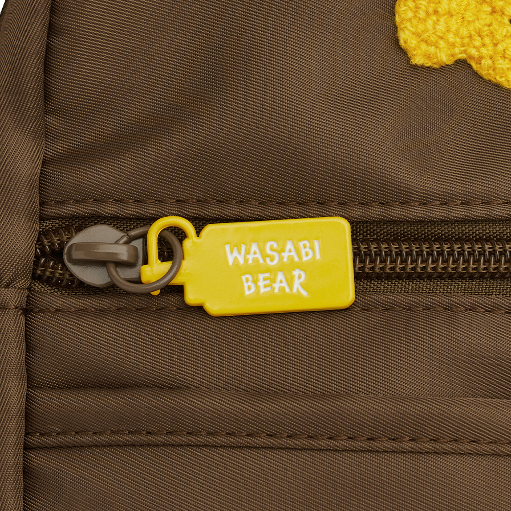 GraceGift Wasabi Bear聯名 黃芥末熊 熊雙層斜背尼龍隨身包 咖色 實拍圖