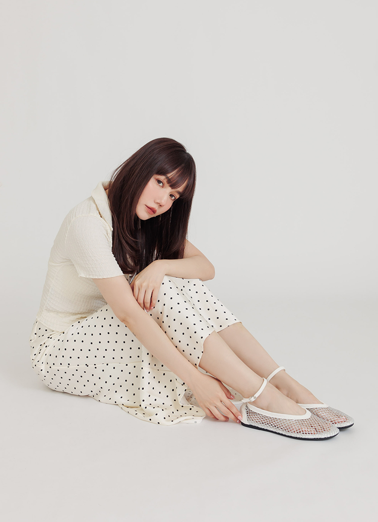 GraceGift平價女鞋 白色滿版燙鑽漁網細帶繞踝圓頭平底芭蕾舞鞋