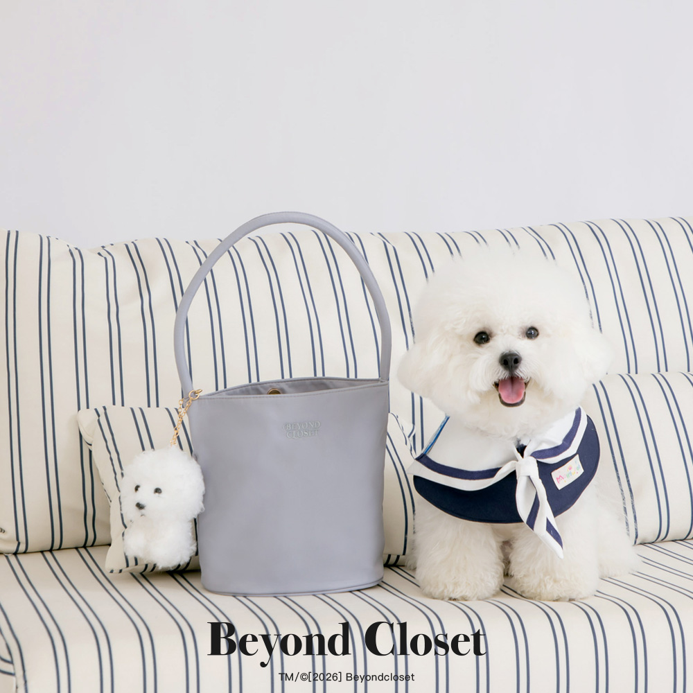 韓國Beyond Closet 輕量尼龍水桶手提肩背包 淺灰 附比熊犬絨毛掛飾