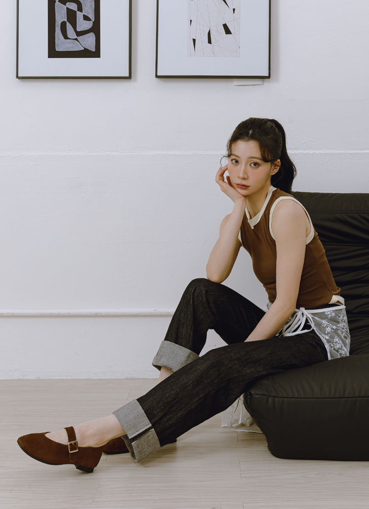 GraceGift 平價女鞋 時尚秀場 圓頭 精品級金屬方釦真皮平底瑪莉珍鞋 咖色