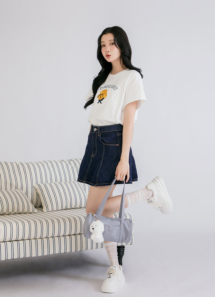 韓國Beyond Closet 輕量尼龍圓筒肩背包 淺灰 附比熊絨毛掛飾