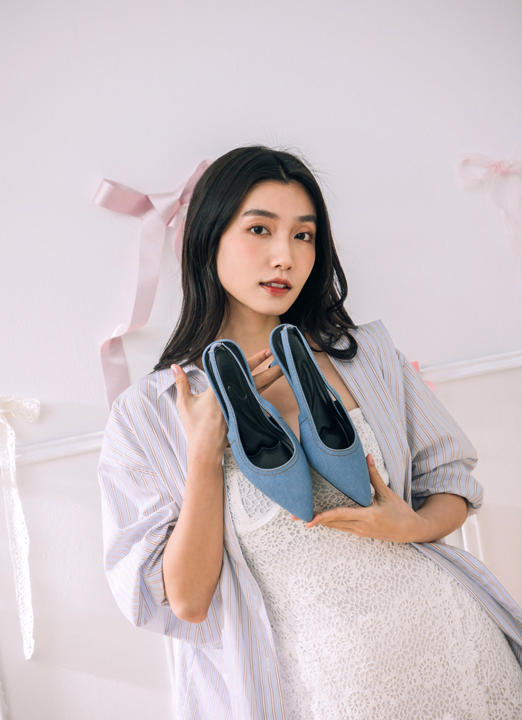 GraceGift平價女鞋 時尚秀場 尖頭 簡約都會尖頭後空細跟鞋 牛仔