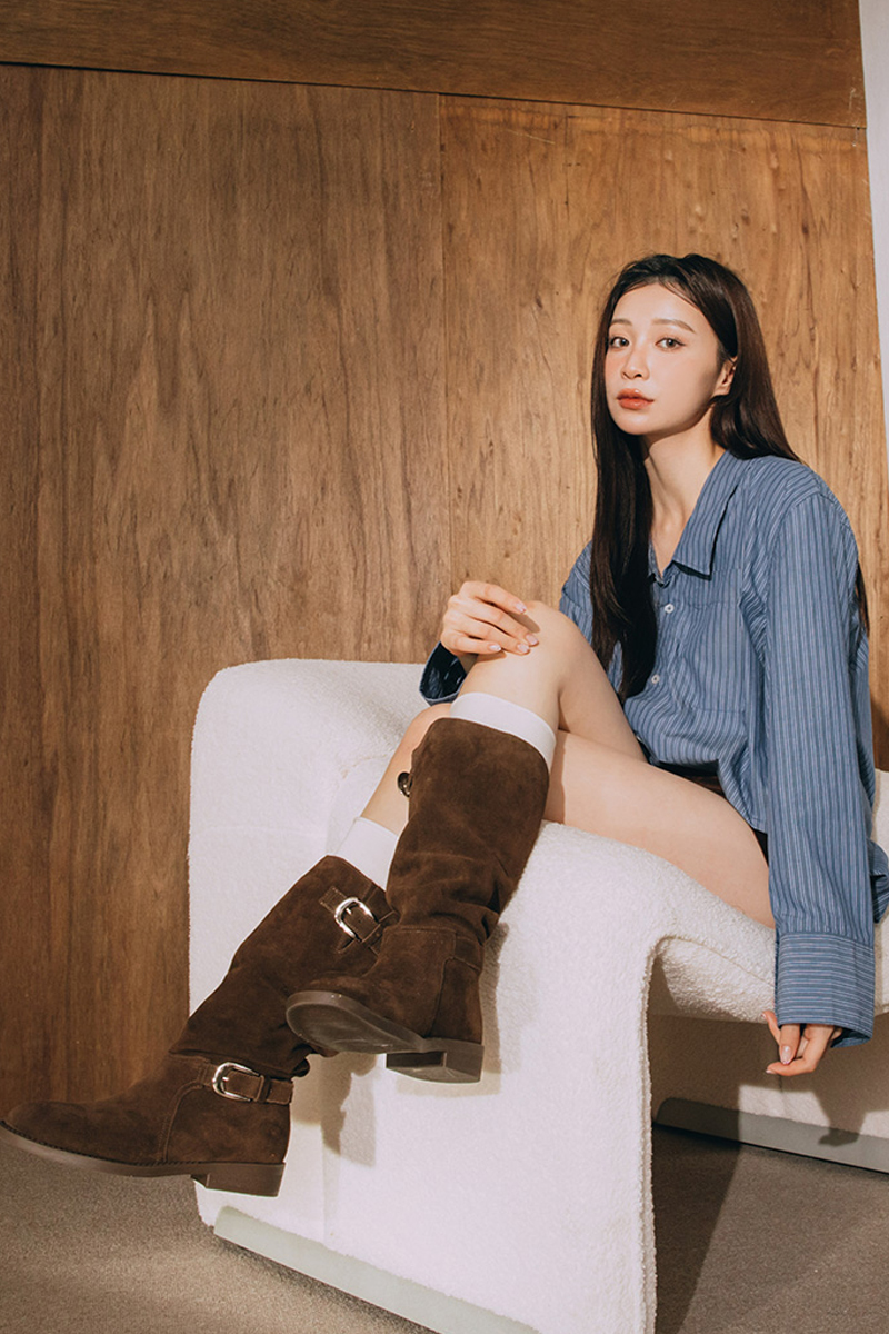 慵懶隨性麂皮雙層皮帶扣堆堆長靴 