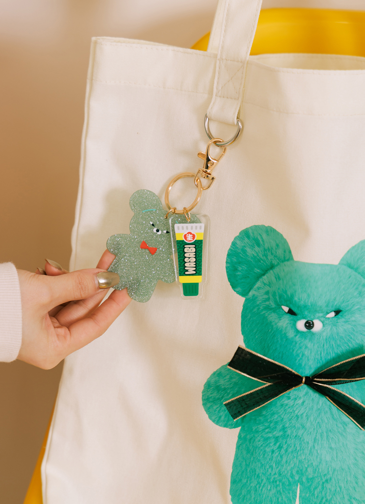 GraceGift Wasabi Bear聯名 迎新時尚好運組  大學T 壓克力鑰使圈 實拍圖