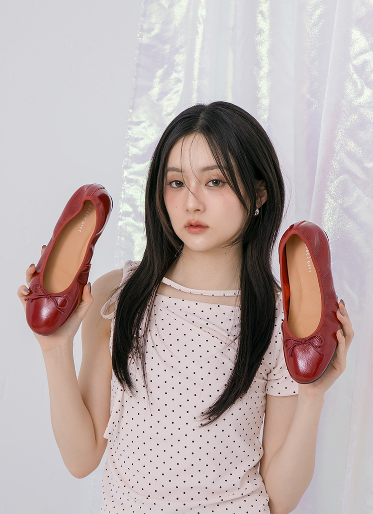 GraceGift平價女鞋 時尚秀場 圓頭 法式訂製全真皮鞋墊芭蕾平底娃娃鞋 酒紅漆色
