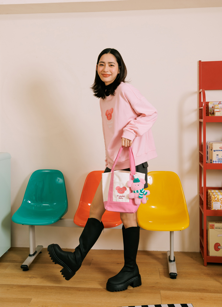 GraceGift Wasabi Bear聯名 粉芥末熊 小頭字母印花大學T 粉紅色 實拍圖