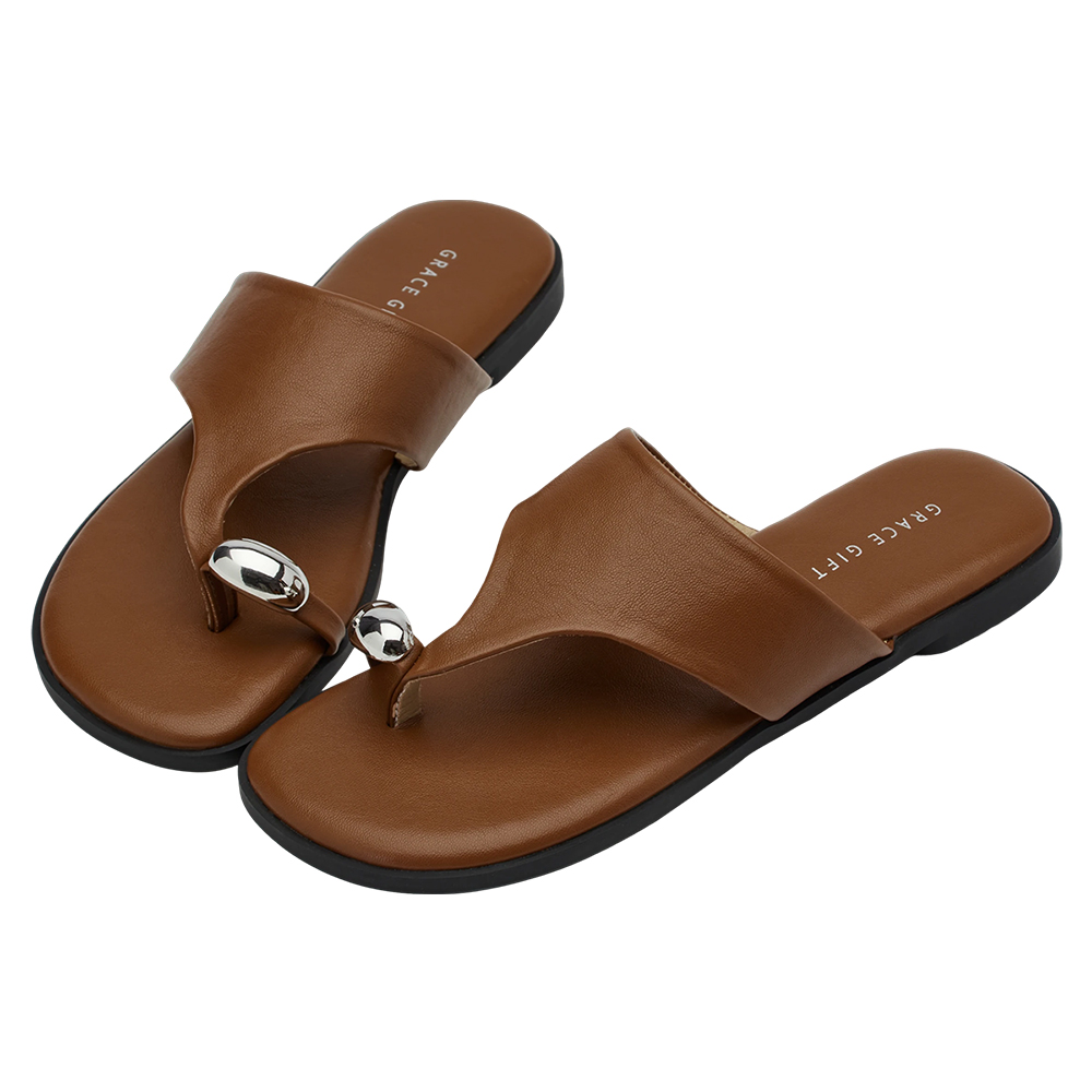 GraceGift 平價女鞋 時尚秀場 輕奢金屬套趾澎澎雲感平底拖鞋 淺棕色