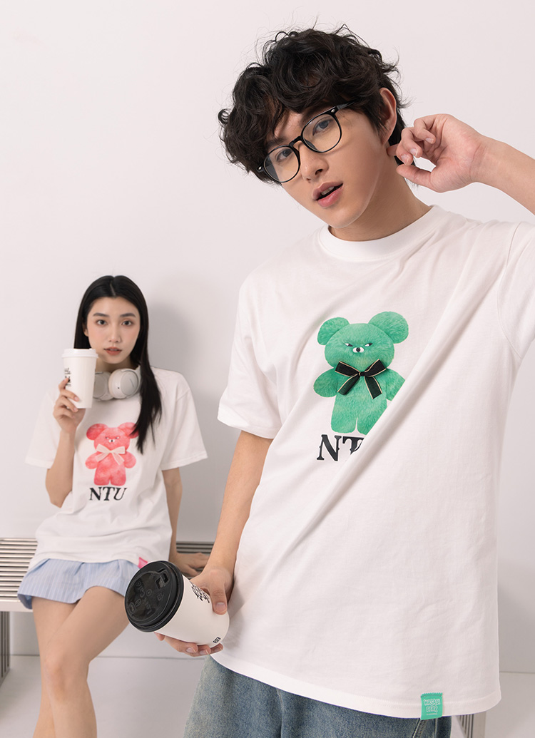 GraceGift Wasabi Bear聯名 Wasabi Bear X NTU芥末熊蝴蝶結印花情侶短袖T恤 藍綠色