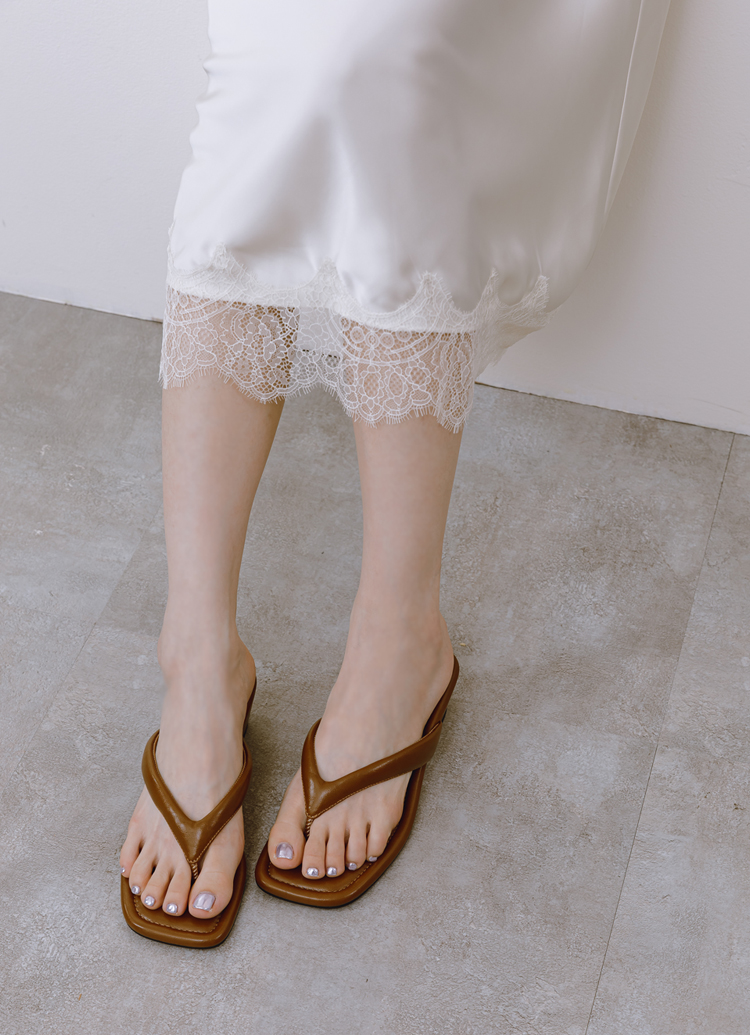 GraceGift 平價女鞋 時尚秀場 方頭 韓系慵懶人字中跟拖鞋 棕色