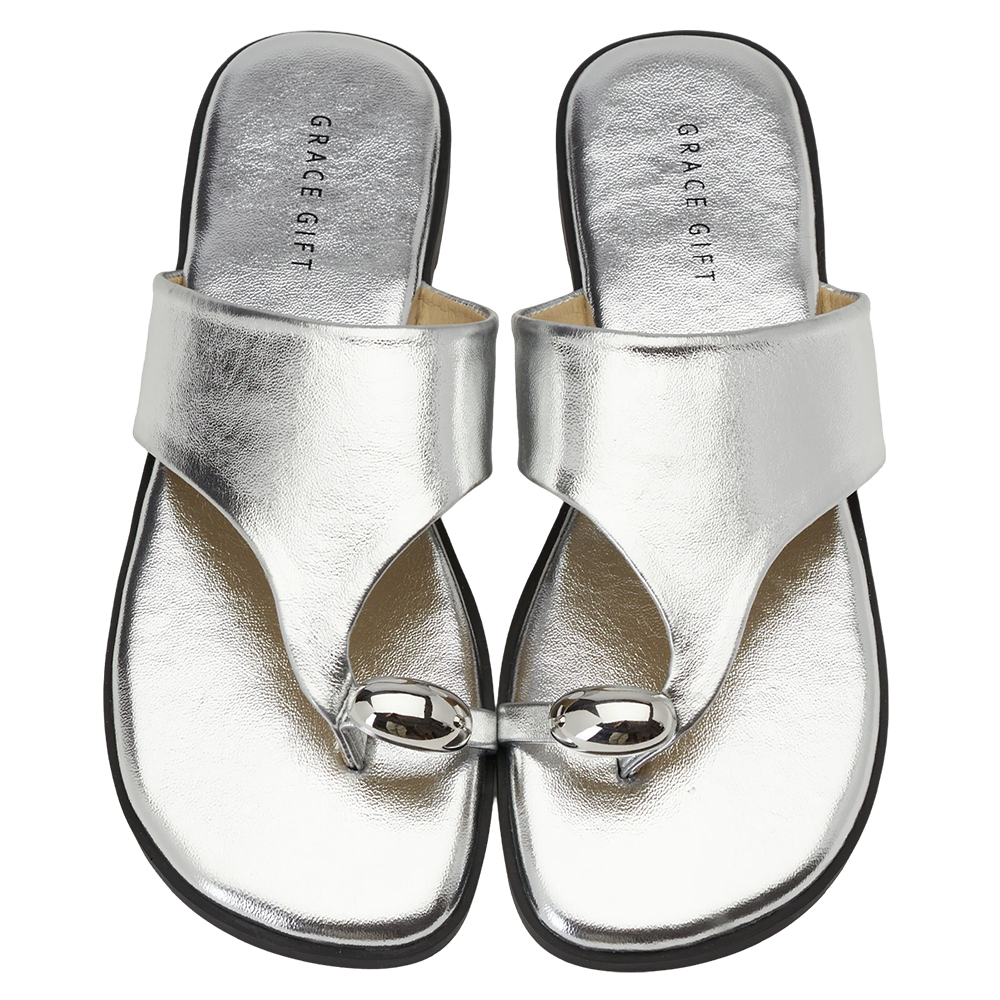 GraceGift 平價女鞋 時尚秀場 輕奢金屬套趾澎澎雲感平底拖鞋 銀色